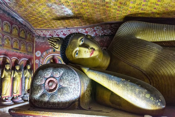 Liegende Buddha-Statue in den antiken Höhlentempeln von Dambulla — Stockfoto