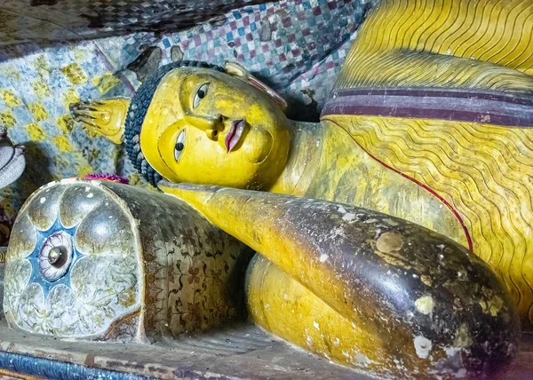 Liegende Buddha-Statue in den antiken Höhlentempeln von Dambulla — Stockfoto