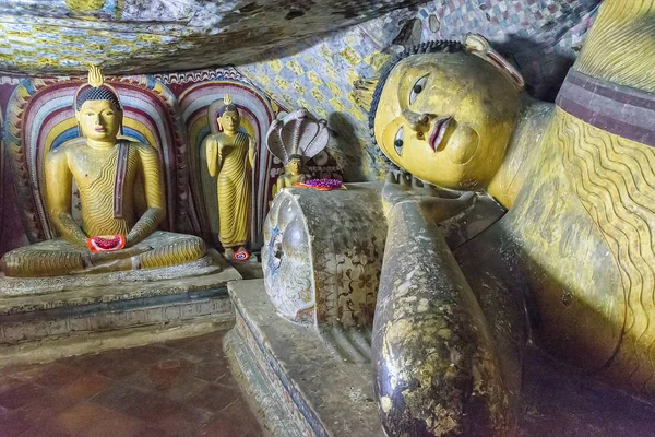 Liegende Buddha-Statue in den antiken Höhlentempeln von Dambulla — Stockfoto