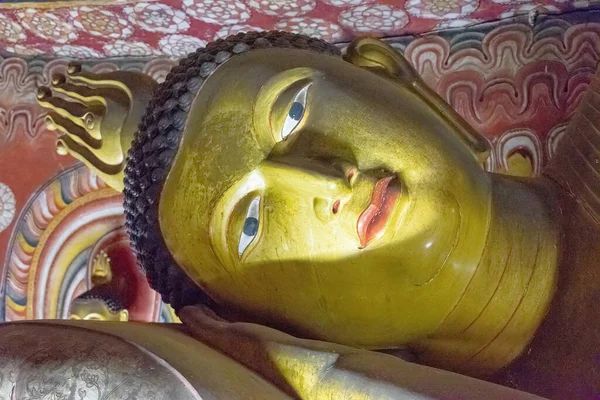 Ξαπλωμένο άγαλμα του Βούδα στην αρχαία σπηλιά Ναοί στην Dambulla — Φωτογραφία Αρχείου