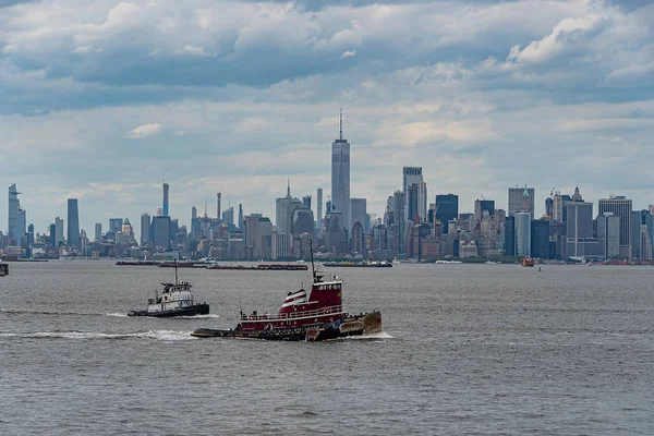 New York a pracovní vlečné lodě — Stock fotografie