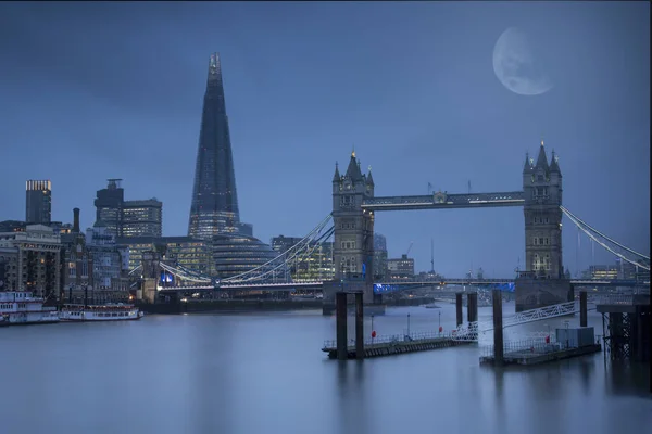 Měsíc ozářil výhled na Temži, na Tower Bridge, The Shard — Stock fotografie