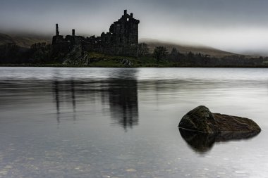 Glencoe, İskoçya - Ocak 2020: Kilchurn Şatosu, Oban yakınlarında Loch Awe 'un başında durduğu görülüyor