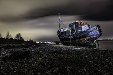 Glencoe, İskoçya - Ocak 2020 Fort William yakınlarındaki Corpach Bot Wreck, hafif gece çekimleri