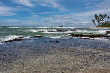 Sri Lanka, - Eylül 2015: Dalgalar Galle sahiline çarpıyor