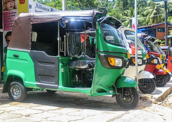 Sri Lanka September 2015 Knallbunte Tuktuks Zum Verkauf Auf Dem — Stockfoto