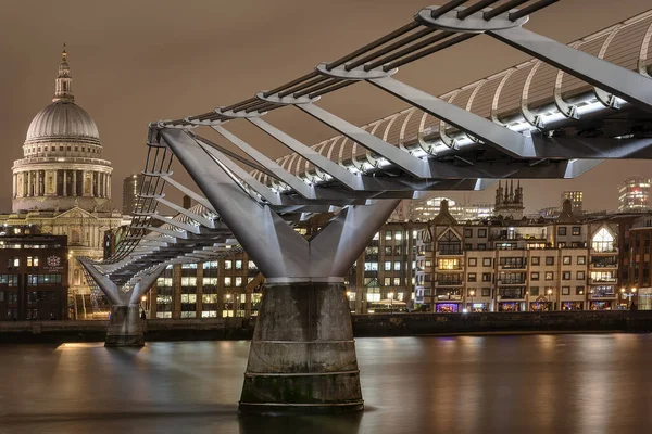 London Jan 2020 Paul Cathedral Length Millennium Bridge — стокове фото