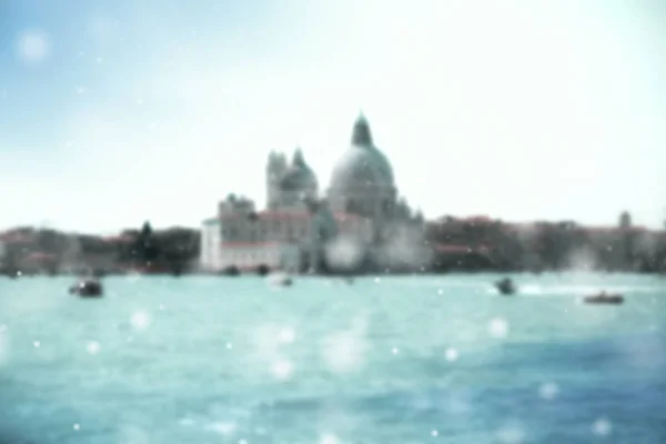 Vista pitoresca borrada de barcos no Canal Grande com Basílica — Fotografia de Stock