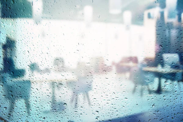 Mira el restaurante a través de la ventana de lluvia — Foto de Stock