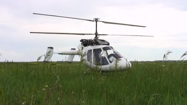 Hubschrauber Rotorfly Auf Dem Boden Schüsse — Stockvideo
