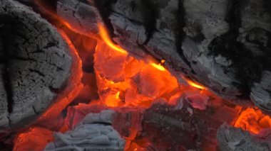 Birning kamp ateşi. Yanan köz.