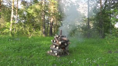 Birning kamp ateşi. Yanan köz.