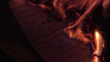 El yazması çınlıyor. Yanan kağıt.