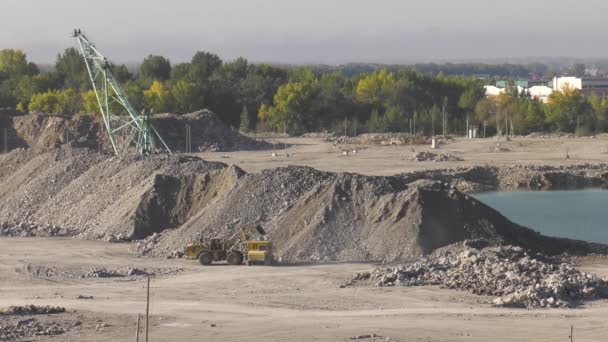 Shakh Tau 石灰石采石场 把矿石装上垃圾车 — 图库视频影像