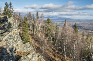 Güney Urallar. Sonbahar dağları. Avalyak tepesi ve Küçük Avalyak, Büyük Avalyak, Arabash-Bash dağları manzarası.