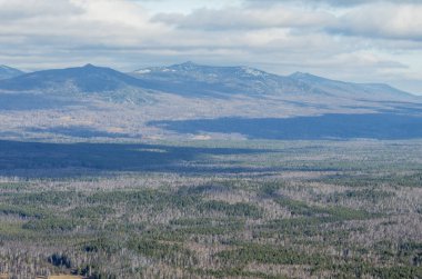Güney Urallar. Sonbahar dağları. Avalyak tepesi ve Küçük Avalyak, Büyük Avalyak, Arabash-Bash dağları manzarası.