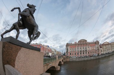 Saint-Petersburg 'da. Anichkov Köprüsü ve Beloselsky-Belozersky Sarayı.