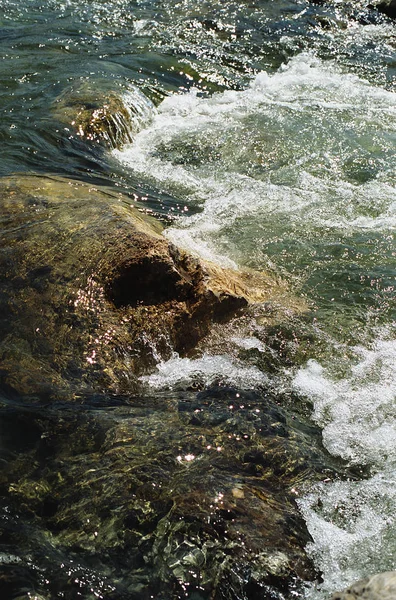Schnell Fließendes Wasser Einem Gebirgsfluss — Stockfoto