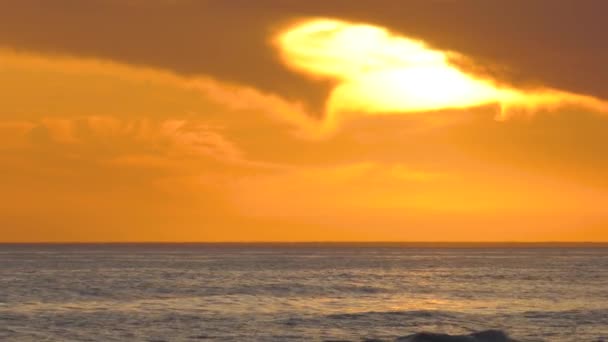 Mar Cáspio Pôr Sol Ondas Correm Para Uma Costa Rochosa — Vídeo de Stock