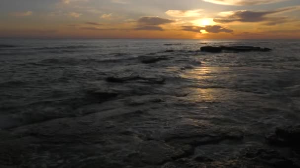 Mar Cáspio Pôr Sol Ondas Correm Para Uma Costa Rochosa — Vídeo de Stock