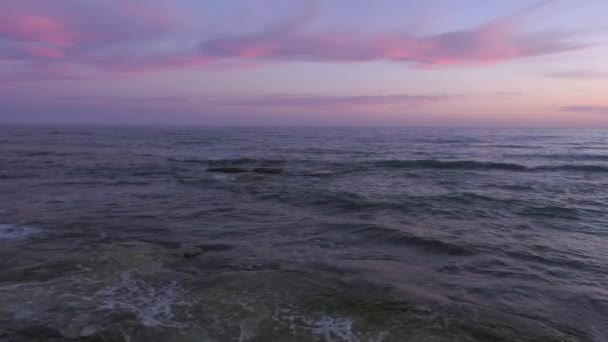 Mar Cáspio Pôr Sol Ondas Correm Para Uma Costa Rochosa — Vídeo de Stock