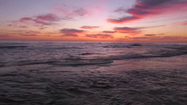 Mar Cáspio Pôr Sol Ondas Correm Para Uma Costa Rochosa — Vídeo de Stock