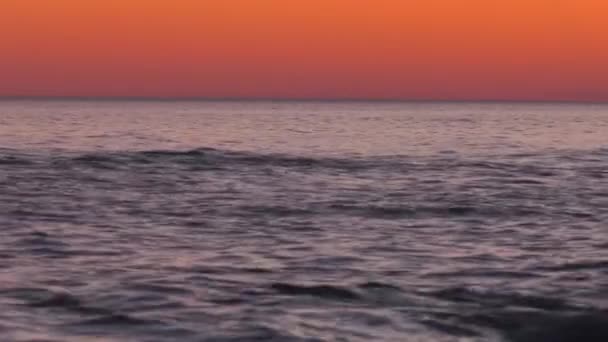Morze Kaspijskie Zachodzie Słońca Fale Wpadają Skalisty Brzeg — Wideo stockowe
