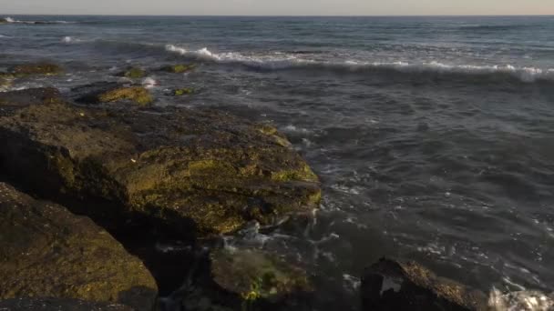 Kaspisches Meer Bei Sonnenuntergang Wellen Laufen Auf Felsiges Ufer — Stockvideo