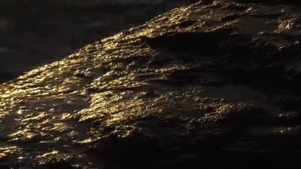 夕暮れ時のカスピ海 岩の多い海岸に波が走り — ストック動画