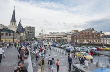 Moskova. Leningrad istasyonundaki Yaroslavl istasyonu ve Moskovsky alışveriş merkezi manzarası.