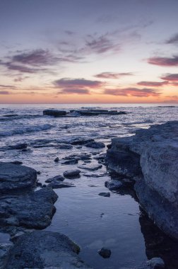 Günbatımında Hazar Denizi. Rocky sahili.