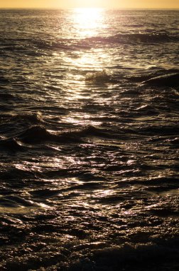 Günbatımında Hazar Denizi. Güneş suda batıyor..