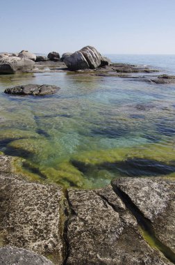 Hazar Denizi. Taş plajı sıcak bir günde.
