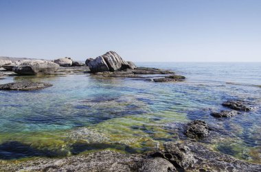 Hazar Denizi. Taş plajı sıcak bir günde.