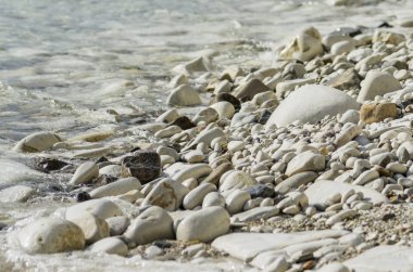Karadeniz kıyısındaki çakıl taşı plajı.