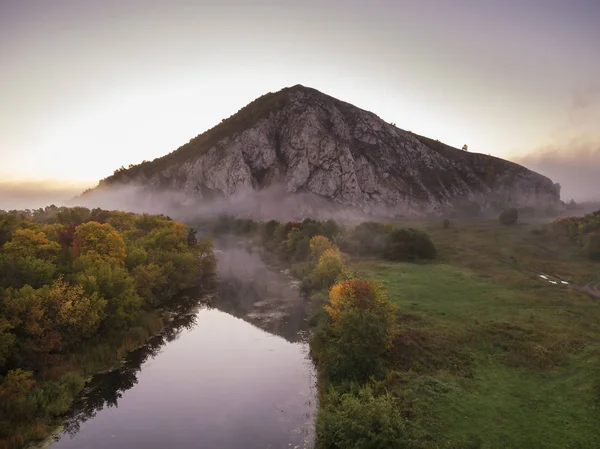 Kireç taşı Shikhan Yuraktau 'dan oluşan antik deniz resifinin kalıntıları. Hava görünümü.