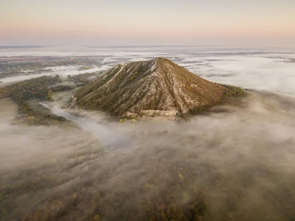Kireç taşı Shikhan Yuraktau 'dan oluşan antik deniz resifinin kalıntıları. Hava görünümü.