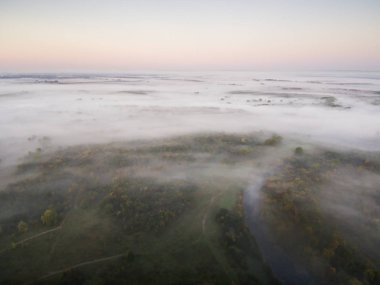 Sisli sonbahar sabahında Belaya Nehri 'nin taşkın ovası. Hava görünümü.