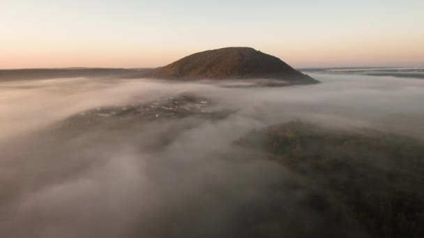 古海里由石灰石石山组成的暗礁的残存部分 多雾的秋日早晨 Belskoye村 Mebelny村 空中景观 — 图库视频影像
