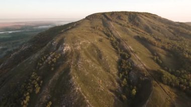 Kireçtaşı Shikhan Kushtau 'dan oluşan antik deniz resifinden geriye kalanlar. Sisli bir sonbahar sabahı. Hava görünümü.
