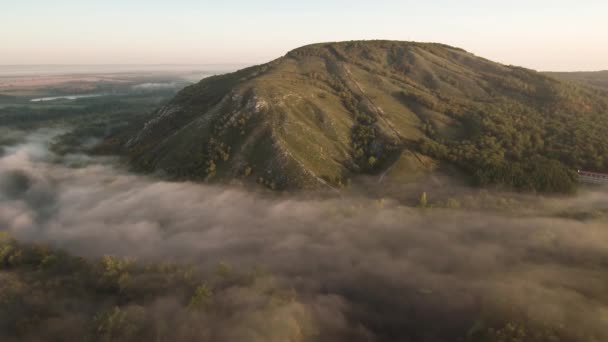 古海里由石灰石石山组成的暗礁的残存部分 多雾的秋日早晨 空中景观 — 图库视频影像