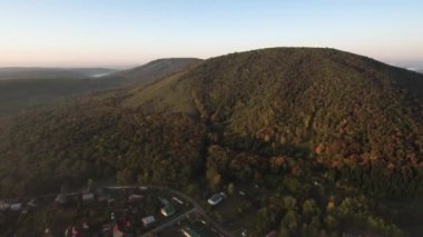 Kireçtaşı Shikhan Kushtau 'dan oluşan antik deniz resifinden geriye kalanlar. Sisli bir sonbahar sabahı. Belskoye köyü (Mebelny köyü). Hava görünümü.
