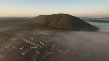 Kireçtaşı Shikhan Kushtau 'dan oluşan antik deniz resifinden geriye kalanlar. Sisli bir sonbahar sabahı. Belskoye köyü (Mebelny köyü). Hava görünümü.