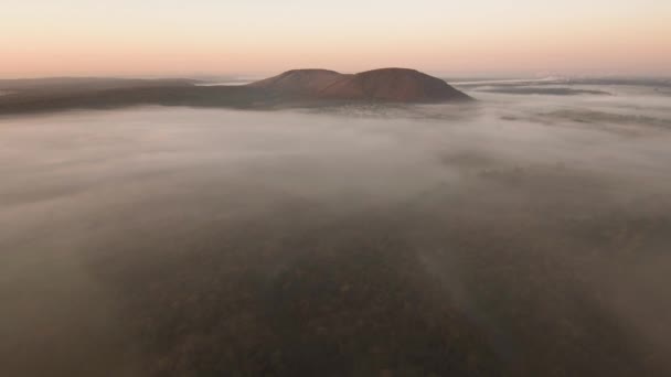 古海里由石灰石石山组成的暗礁的残存部分 多雾的秋日早晨 空中景观 — 图库视频影像
