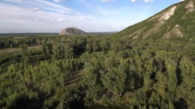 Bir yaz günü Shikhan Kushtau adlı kireçtaşından oluşan antik deniz resifinden geriye kalanlar. Bashkiria 'nın ana nehri, Belaya. Hava görünümü.