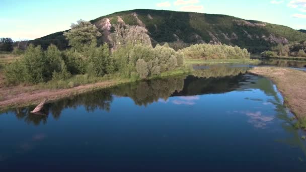 Le reste du récif de l'ancienne mer, composé de calcaire shikhan Kushtau un jour d'été. La principale rivière de Bachkirie - Belaya. Vue aérienne .