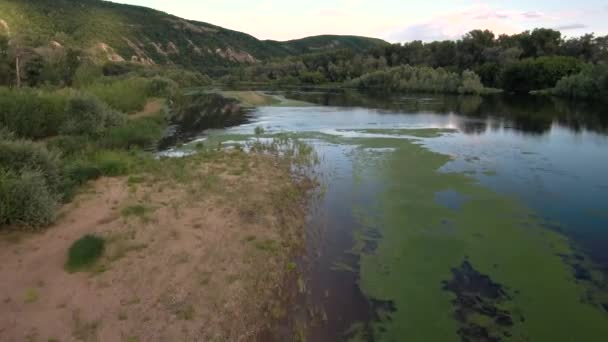 Le reste du récif de l'ancienne mer, composé de calcaire shikhan Kushtau un jour d'été. La principale rivière de Bachkirie - Belaya. Vue aérienne .