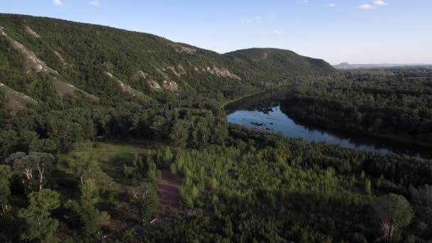 Le reste du récif de l'ancienne mer, composé de calcaire shikhan Kushtau un jour d'été. La principale rivière de Bachkirie - Belaya. Vue aérienne .