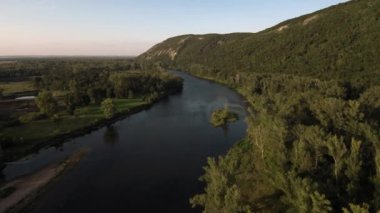 Bir yaz günü Shikhan Kushtau adlı kireçtaşından oluşan antik deniz resifinden geriye kalanlar. Bashkiria 'nın ana nehri, Belaya. Hava görünümü.