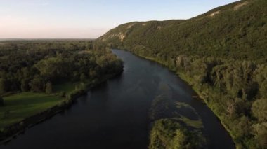 Bir yaz günü Shikhan Kushtau adlı kireçtaşından oluşan antik deniz resifinden geriye kalanlar. Bashkiria 'nın ana nehri, Belaya. Hava görünümü.